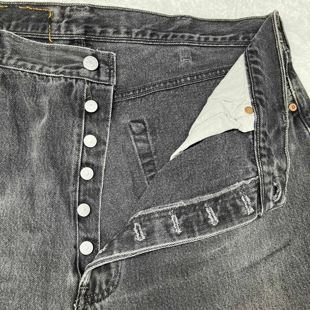 Vintage Levi's Button Fly Shorts Men's Faded‎ Black Denim Pockets Y2K - 37X15.5